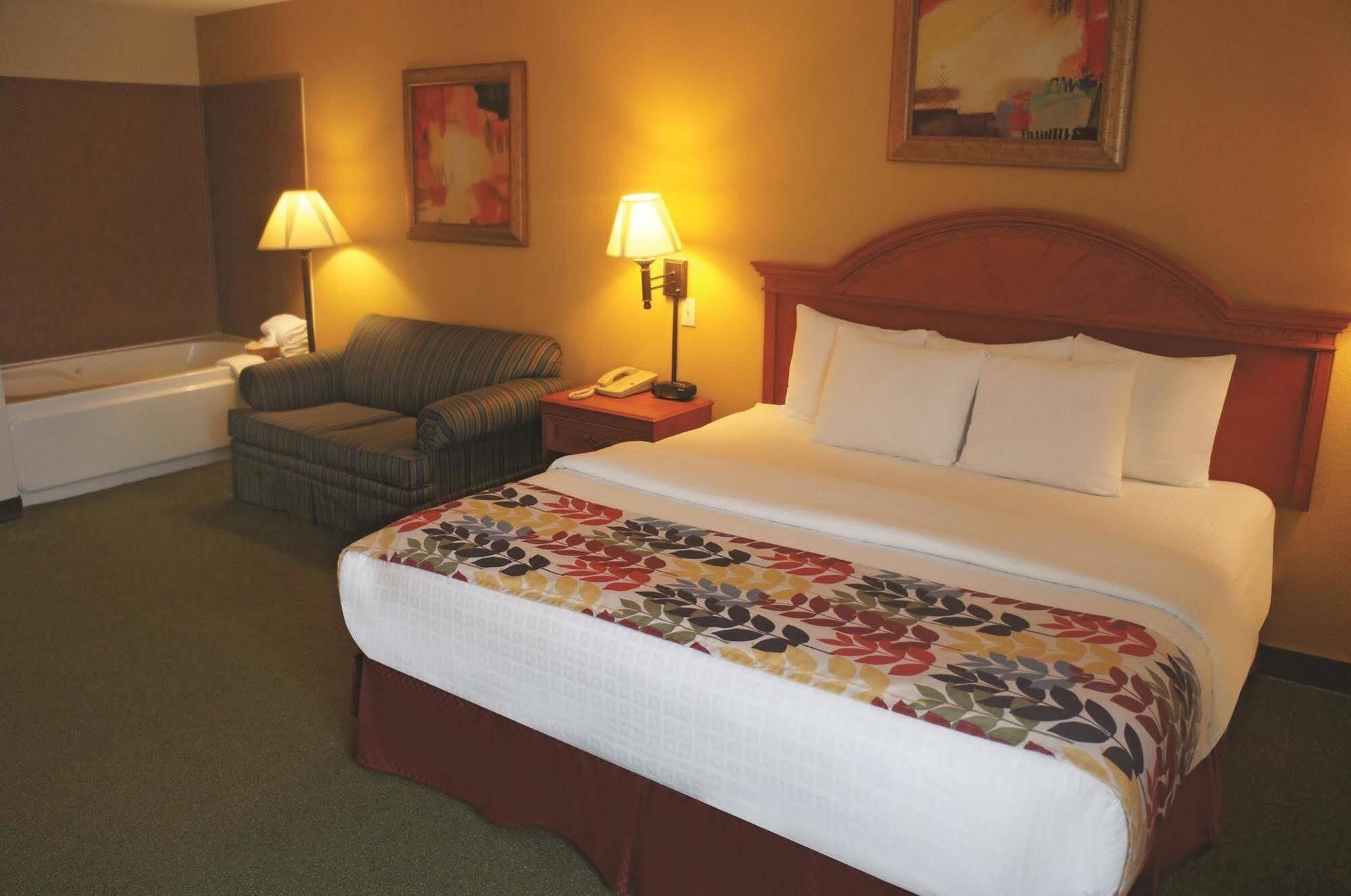 La Quinta By Wyndham Springfield Airport Plaza Hotel Buitenkant foto