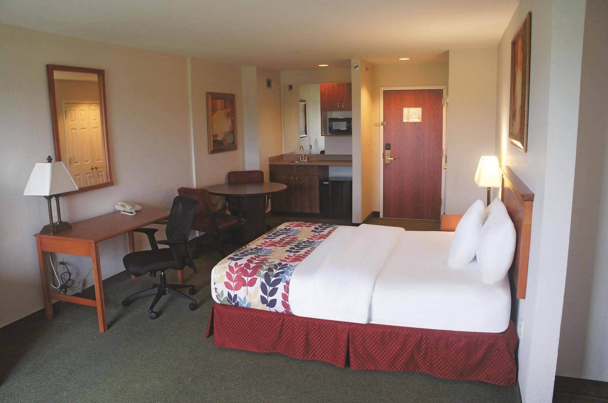 La Quinta By Wyndham Springfield Airport Plaza Hotel Buitenkant foto